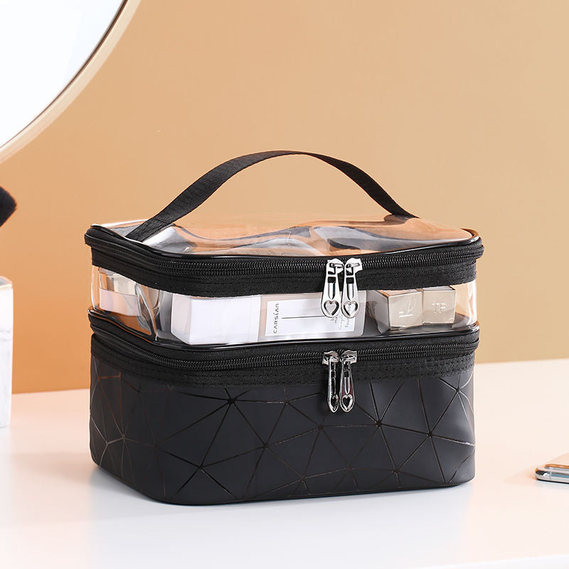 Borsa cosmetica trasparente con doppia cerniera, manico nero, design geometrico, ideale per organizzare trucchi e accessori da viaggio.