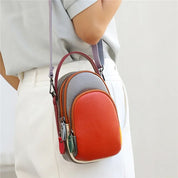Borsa a tracolla in pelle multicolore, design compatto, indossata da una persona. Accessorio moda elegante e pratico per ogni occasione.