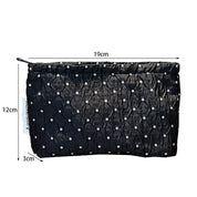 Astuccio nero trapuntato con strass, dimensioni 19x12x3 cm. Elegante pochette per cosmetici, accessori moda, borsa da viaggio.