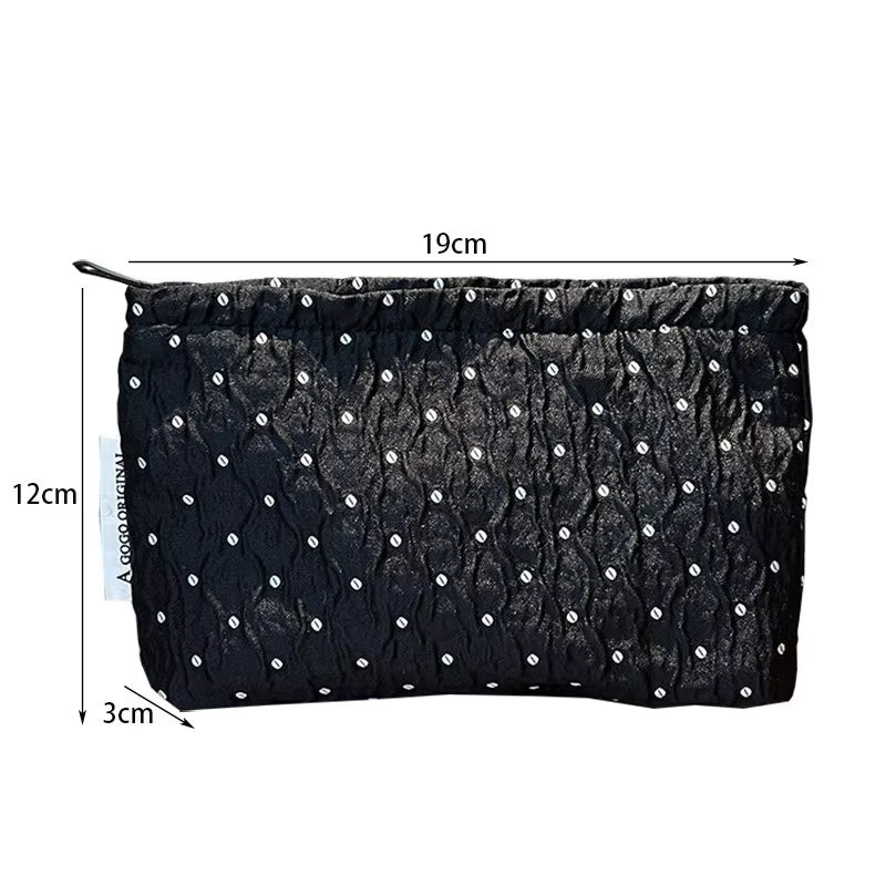 Astuccio nero trapuntato con strass, dimensioni 19x12x3 cm. Elegante pochette per cosmetici, accessori moda, borsa da viaggio.