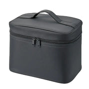 Borsa termica nera con cerniera e manico superiore, ideale per il pranzo al sacco. Design compatto e resistente, perfetta per ufficio o scuola.