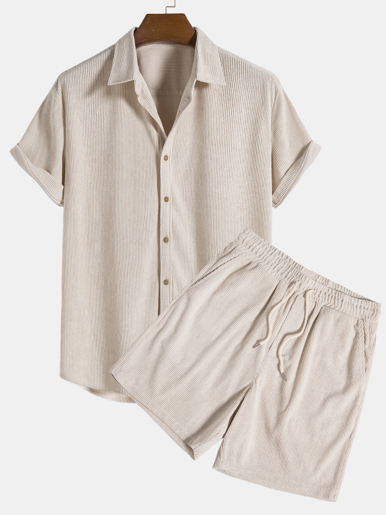 Completo estivo uomo beige, camicia a maniche corte e pantaloncini, tessuto leggero, casual elegante, perfetto per moda estiva e vacanze.