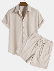 Completo estivo uomo beige, camicia a maniche corte e pantaloncini, tessuto leggero, casual elegante, perfetto per moda estiva e vacanze.