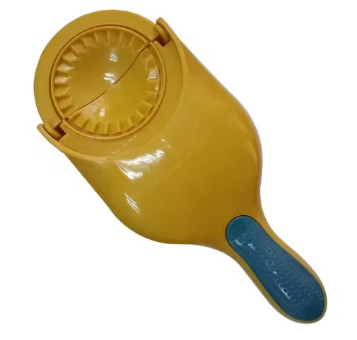 Utensile per ravioli giallo con manico ergonomico blu, ideale per preparare pasta ripiena fatta in casa. Accessorio cucina pratico e resistente.