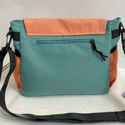 Borsa a tracolla unisex in tessuto bicolore verde e arancione, con tasca frontale con zip e tracolla regolabile. Accessorio moda casual.