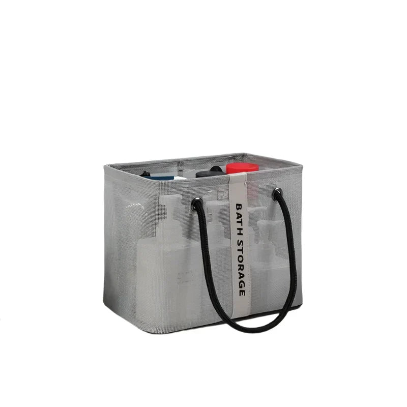 Borsa organizer da bagno in rete grigia con manici neri, contenente flaconi di shampoo e prodotti per la cura personale. Ideale per doccia e viaggio.