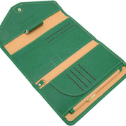 Portafoglio donna in pelle verde, design elegante con scomparti per carte, tasca con zip, chiusura a bottone. Accessorio moda di lusso.
