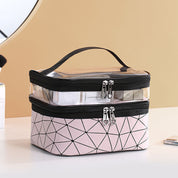 Borsa cosmetica rosa con motivo geometrico, doppia cerniera, manico superiore, trasparente e impermeabile, ideale per trucco e accessori da viaggio.