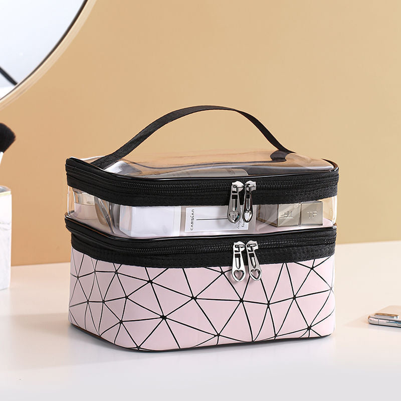 Borsa cosmetica rosa con motivo geometrico, doppia cerniera, manico superiore, trasparente e impermeabile, ideale per trucco e accessori da viaggio.