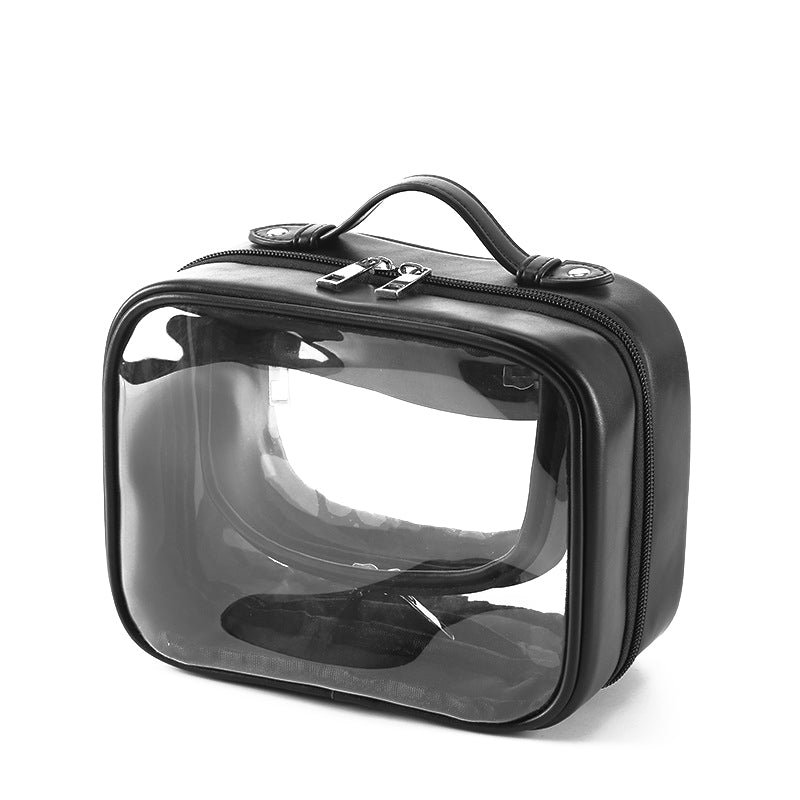 Borsa trasparente da viaggio in PVC nero, con cerniera e manico, ideale per cosmetici e articoli da toilette. Design compatto e resistente.