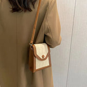 Borsa a tracolla donna in pelle marrone e tessuto beige, design elegante, chiusura a bottone, ideale per moda autunno inverno.