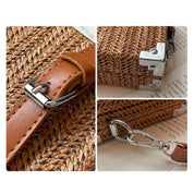 Borsa in paglia intrecciata con dettagli in pelle marrone e chiusure in metallo argentato, design elegante e naturale, accessorio moda estivo.
