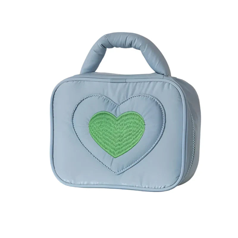 Borsa termica azzurra con cuore verde ricamato, manico imbottito, ideale per pranzo al sacco, picnic, scuola, lavoro. Accessorio pratico e alla moda.