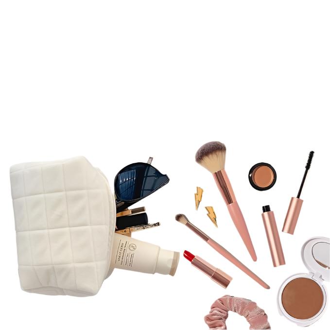 Set di cosmetici con borsa bianca trapuntata, occhiali da sole, rossetto rosso, pennelli trucco, mascara, cipria e accessori moda.