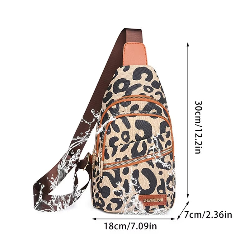 Zaino monospalla leopardato impermeabile, dimensioni 30x18x7 cm, con cerniere multiple e tracolla regolabile, ideale per viaggi e attività all'aperto.