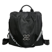 Zaino nero elegante in tessuto lucido con manico superiore e spallacci regolabili. Logo metallico frontale. Perfetto per moda urbana e viaggi.