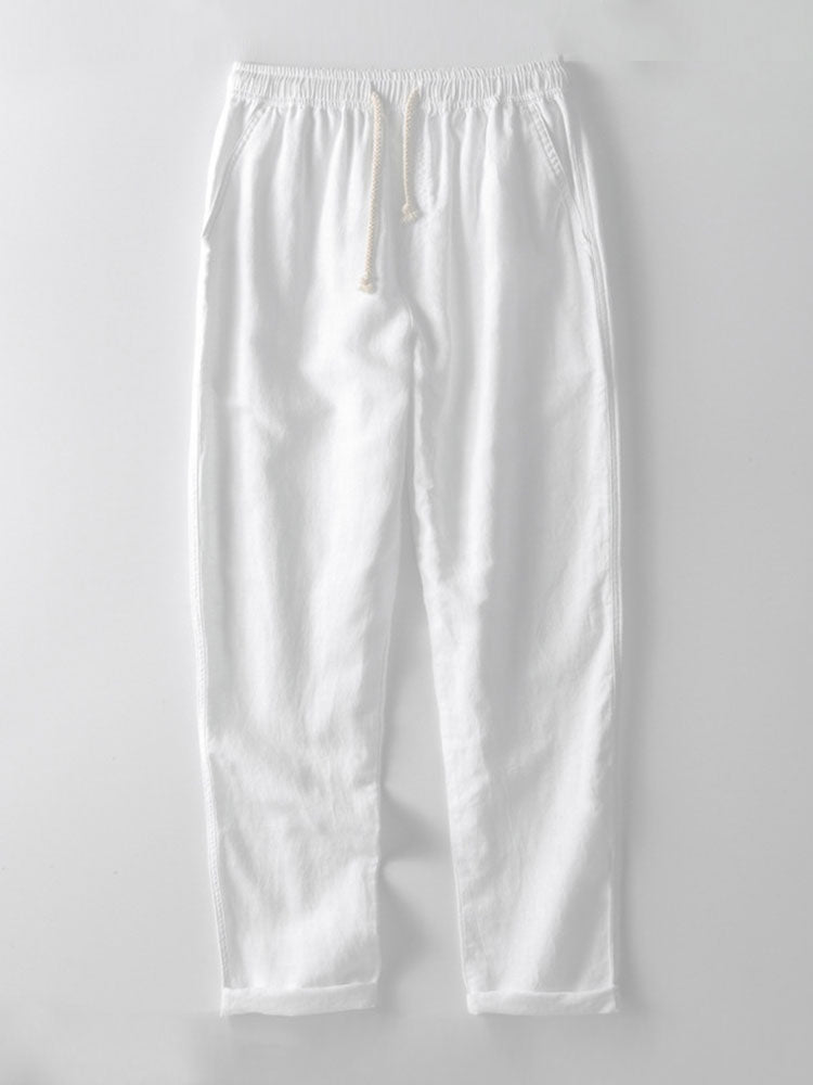 Pantaloni bianchi in cotone, stile casual, con elastico in vita e tasche laterali. Ideali per look estivi e abbigliamento quotidiano.