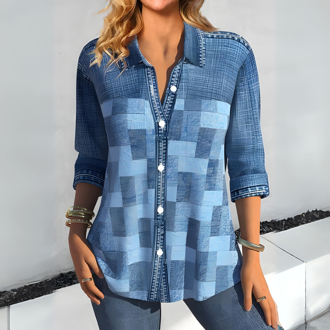 Camicia donna a quadri blu, maniche lunghe, bottoni frontali, stile casual. Perfetta per moda autunnale, abbigliamento femminile trendy.