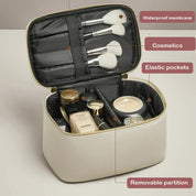 Astuccio cosmetico beige con tasche elastiche, divisorio rimovibile, pennelli trucco e prodotti di bellezza. Design impermeabile.
