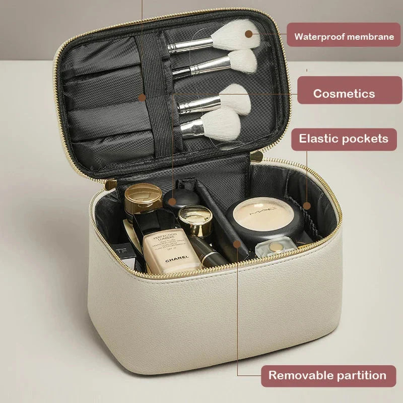Astuccio cosmetico beige con tasche elastiche, divisorio rimovibile, pennelli trucco e prodotti di bellezza. Design impermeabile.