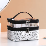 Borsa cosmetica trasparente con cerniera, design geometrico bianco e nero, manico nero, ideale per organizzare trucchi e accessori da viaggio.