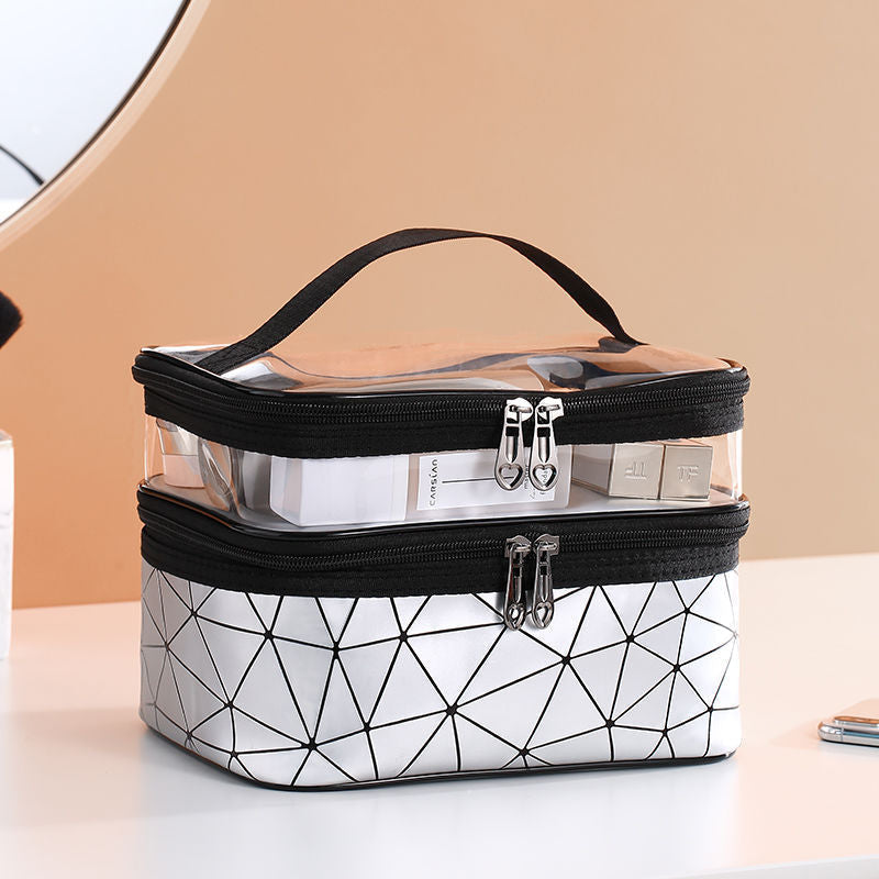 Borsa cosmetica trasparente con cerniera, design geometrico bianco e nero, manico nero, ideale per organizzare trucchi e accessori da viaggio.