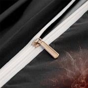Cerniera lampo in metallo dorato su tessuto nero e bianco, dettaglio moda, accessorio abbigliamento, chiusura resistente, design elegante.