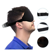 Maschera per dormire nera regolabile, uomo che la indossa, dettagli cinturino elastico e fibbia. Accessorio per il sonno, comfort e oscurità totale.