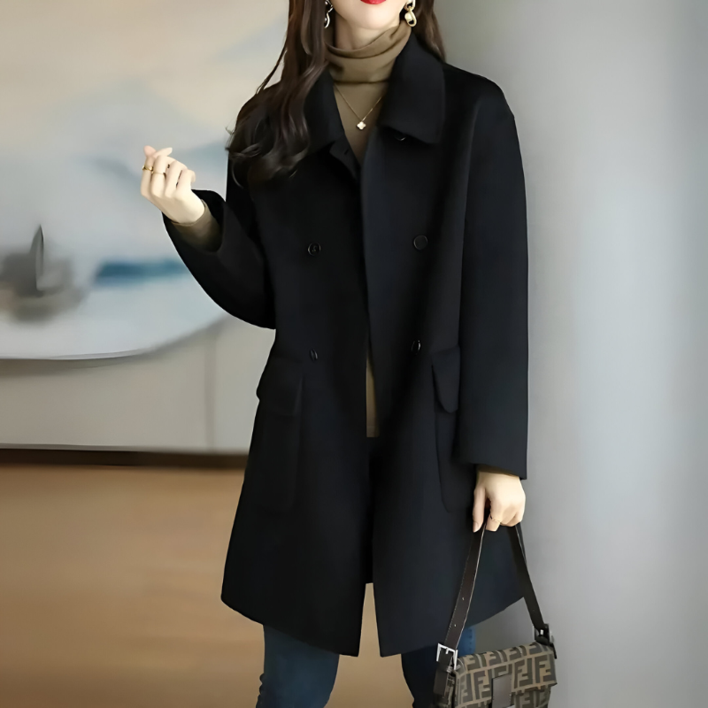 Cappotto nero elegante da donna, doppio petto, tasche frontali, abbinato a borsa a tracolla marrone. Moda autunnale, abbigliamento casual chic.