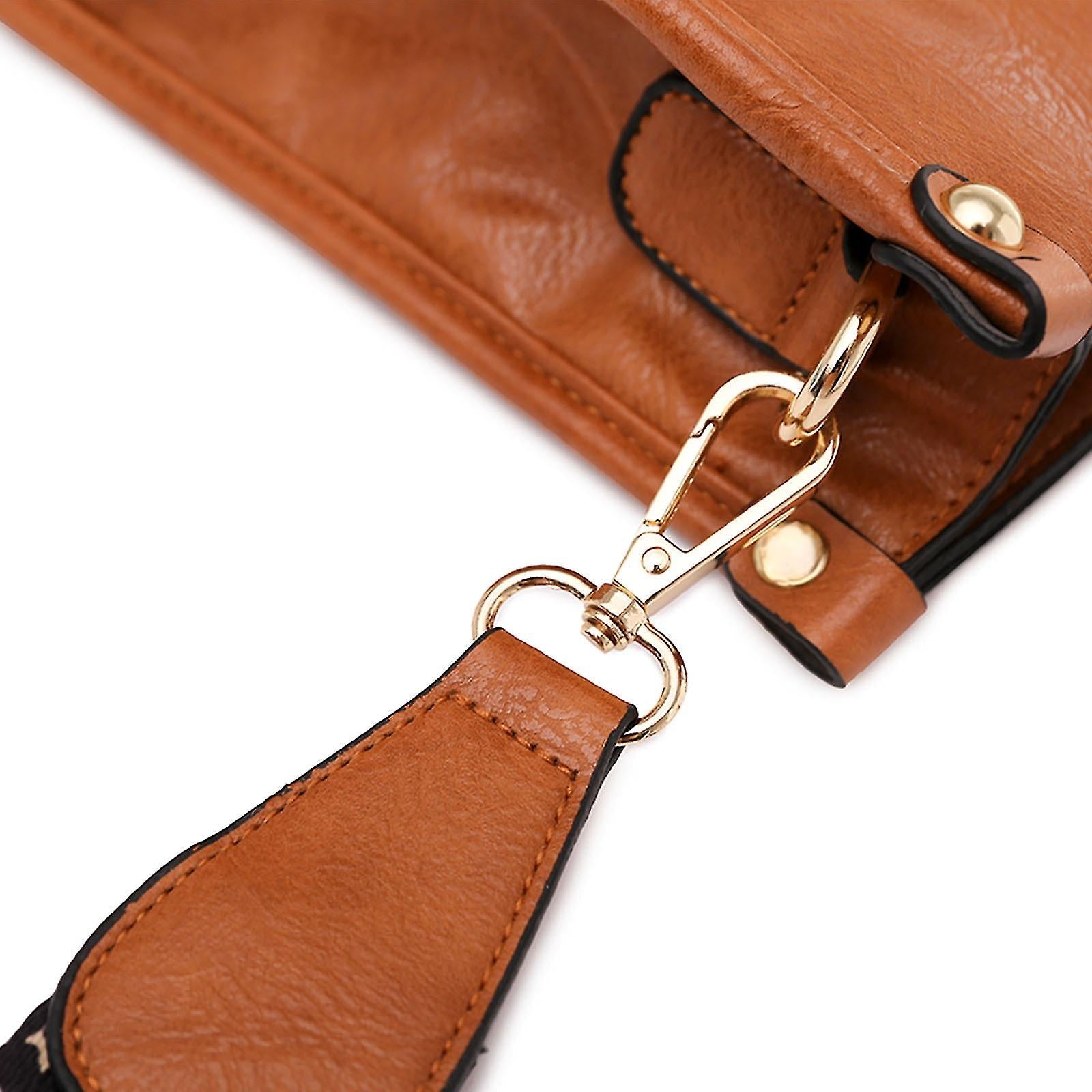 Borsa in pelle marrone con tracolla regolabile e moschettone dorato. Design elegante, ideale per moda donna e accessori di tendenza.