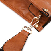 Borsa in pelle marrone con tracolla regolabile e moschettone dorato. Design elegante, ideale per moda donna e accessori di tendenza.