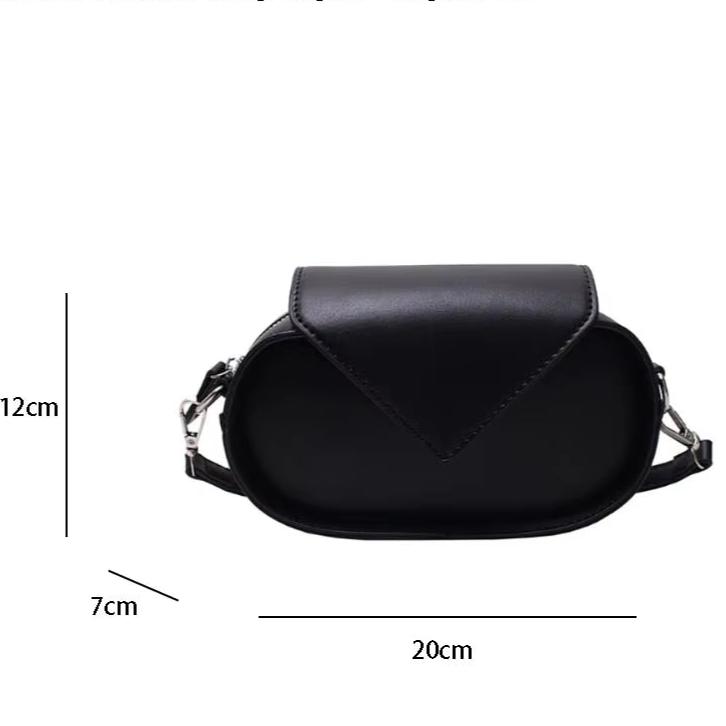 Borsa a tracolla nera in pelle sintetica, dimensioni 20x12x7 cm, design elegante con chiusura a patta, ideale per moda donna e accessori.