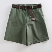 Pantaloncini verdi da uomo con cintura marrone, tasche laterali, stile casual, perfetti per l'estate. Tessuto leggero e confortevole.