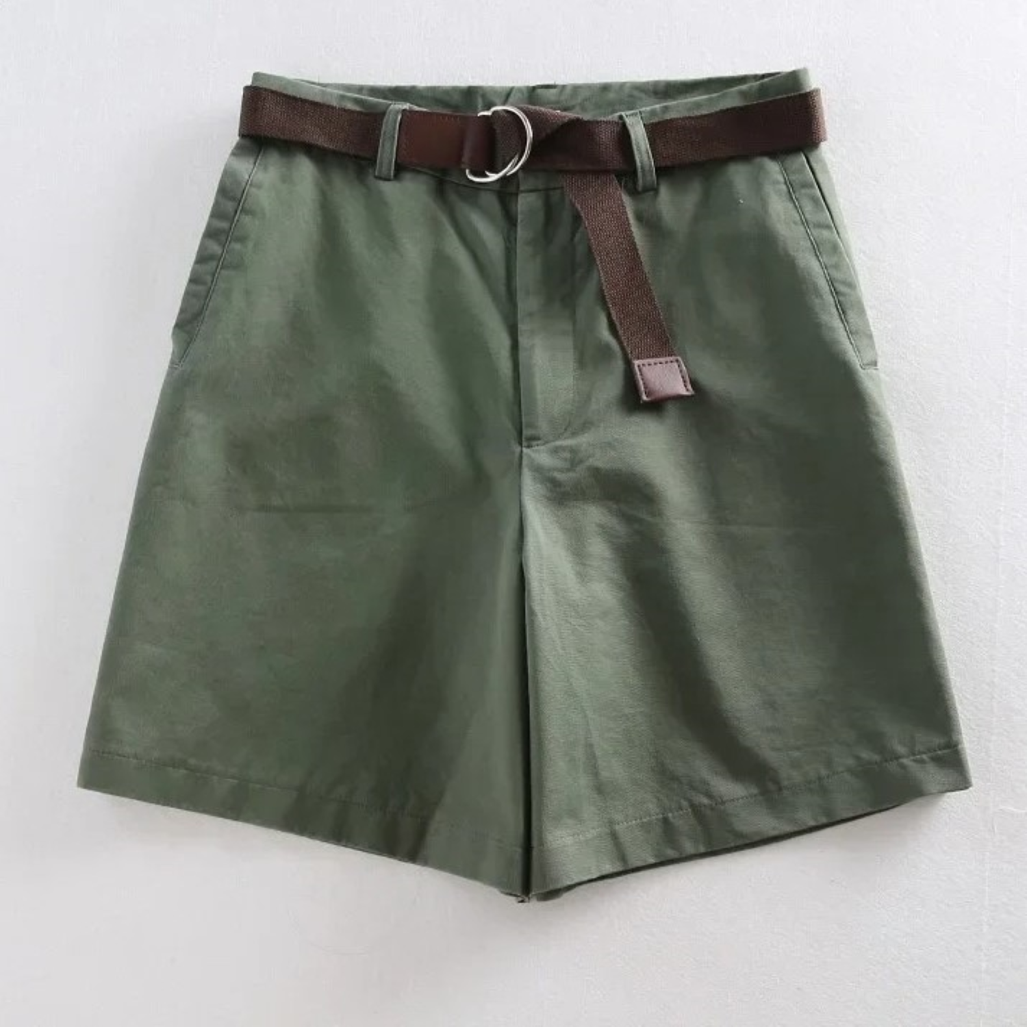Pantaloncini verdi da uomo con cintura marrone, tasche laterali, stile casual, perfetti per l'estate. Tessuto leggero e confortevole.