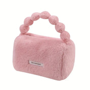 Borsa a mano rosa in pelliccia sintetica con manico a perle, design elegante e moderno, perfetta per moda femminile e accessori di tendenza.