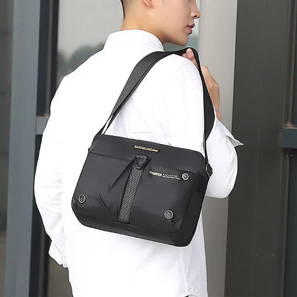 Borsa a tracolla nera da uomo, design moderno, tessuto resistente, ideale per lavoro e viaggio. Accessorio moda maschile elegante e funzionale.