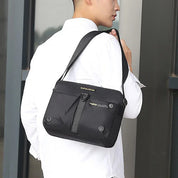 Borsa a tracolla nera da uomo, design moderno, tessuto resistente, ideale per lavoro e viaggio. Accessorio moda maschile elegante e funzionale.