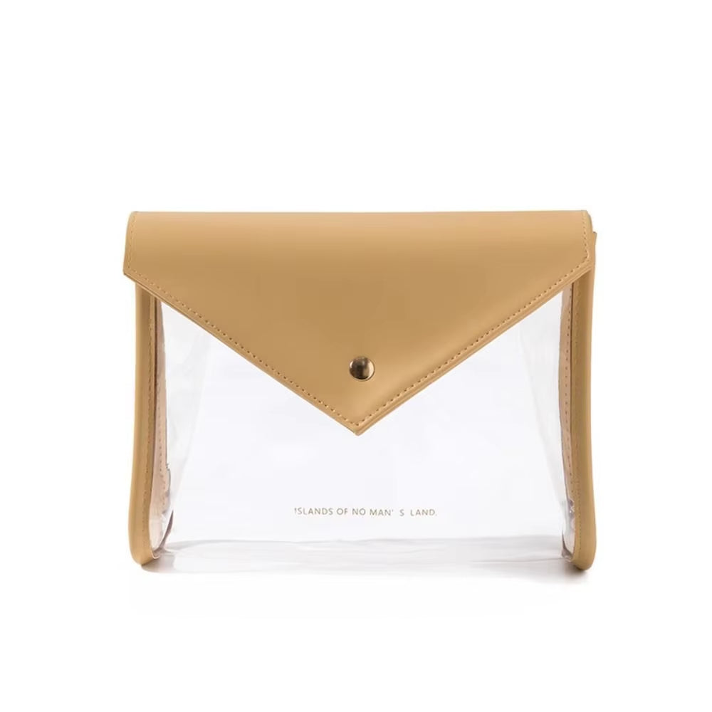 Borsa trasparente in PVC con patta triangolare in pelle beige, chiusura a bottone. Design moderno, ideale per moda estiva e accessori eleganti.