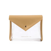 Borsa trasparente in PVC con patta triangolare in pelle beige, chiusura a bottone. Design moderno, ideale per moda estiva e accessori eleganti.