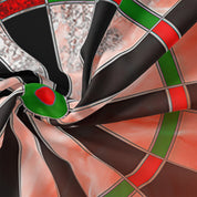 Primo piano di un tessuto stampato con motivo bersaglio freccette, colori vivaci rosso, verde e nero, ideale per decorazioni sportive e abbigliamento.