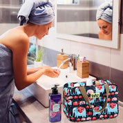 Donna in bagno con asciugamano, borsa da toilette con elefanti, sapone liquido e spazzolini. Accessori bagno colorati e pratici.