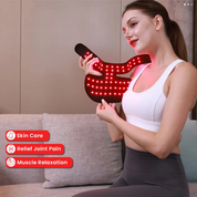 Donna utilizza dispositivo terapia a luce rossa per cura della pelle e sollievo dal dolore articolare. Tecnologia LED per rilassamento muscolare.