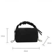 Borsa a tracolla nera in pelle sintetica, dimensioni 21x13x10 cm, con manico arricciato e cerniera. Elegante accessorio moda donna.