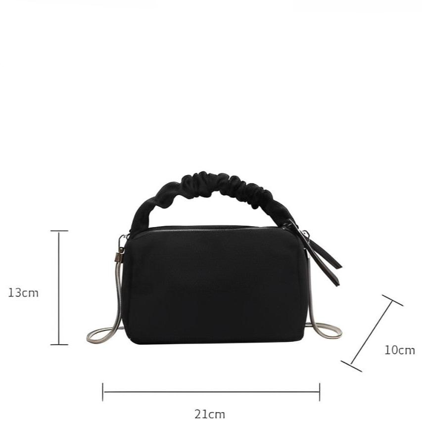 Borsa a tracolla nera in pelle sintetica, dimensioni 21x13x10 cm, con manico arricciato e cerniera. Elegante accessorio moda donna.