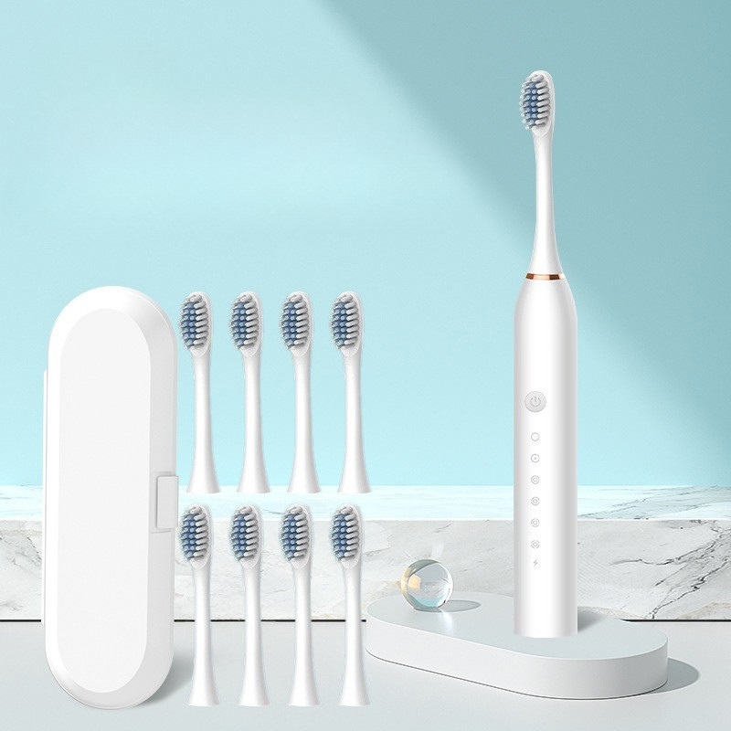 Spazzolino elettrico bianco con 8 testine di ricambio, custodia da viaggio, design moderno, sfondo azzurro. Accessorio per igiene orale avanzata.