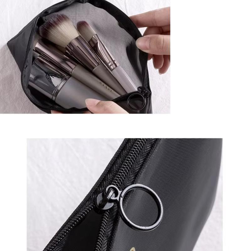 Set di pennelli da trucco in borsa nera con cerniera, include pennelli per fondotinta e blush. Accessori cosmetici essenziali per make-up professionale.