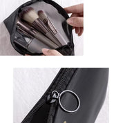 Set di pennelli da trucco in borsa nera con cerniera, include pennelli per fondotinta e blush. Accessori cosmetici essenziali per make-up professionale.