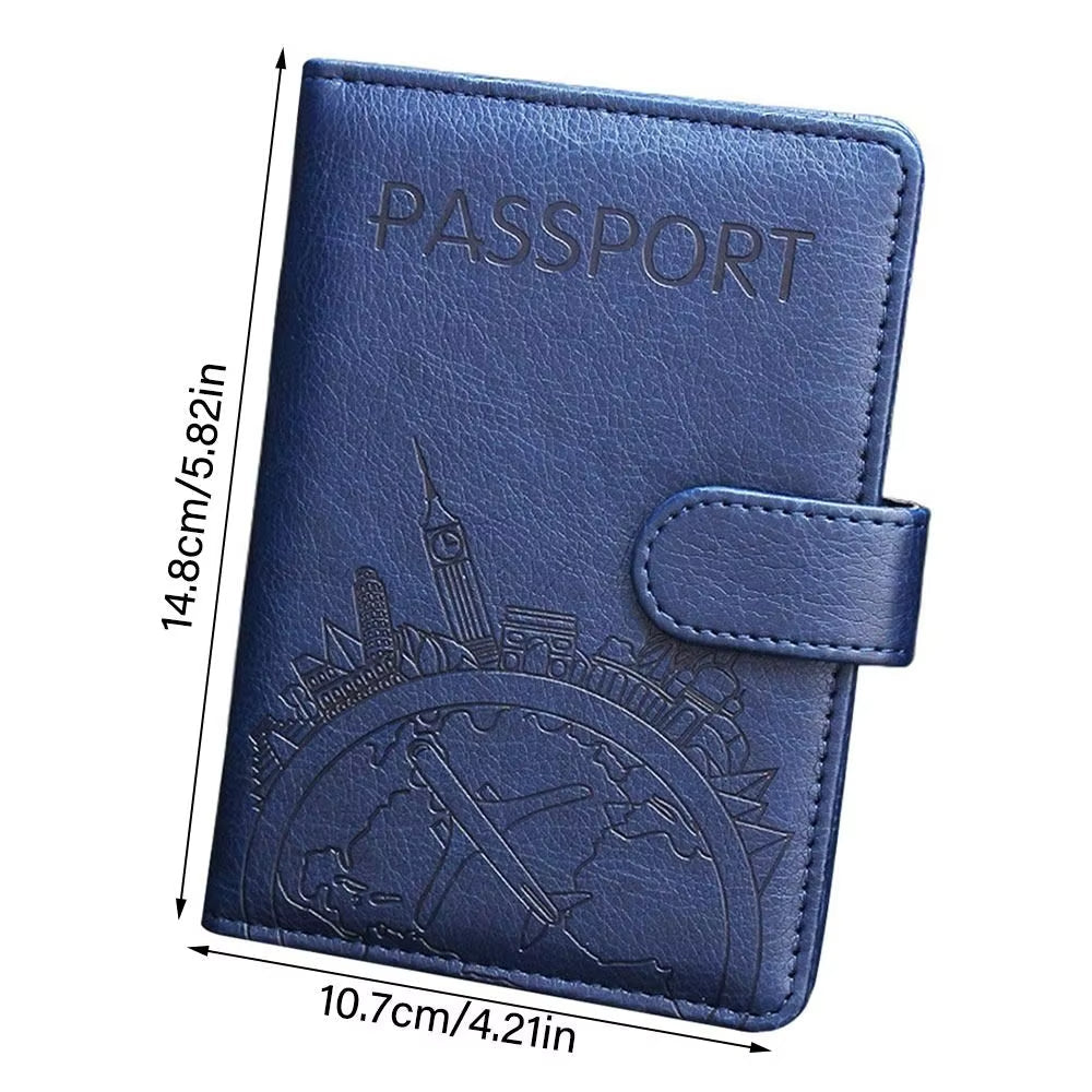Custodia passaporto blu in pelle con incisioni di monumenti, dimensioni 14,8x10,7 cm. Accessorio da viaggio elegante e funzionale.