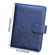 Custodia passaporto blu in pelle con incisioni di monumenti, dimensioni 14,8x10,7 cm. Accessorio da viaggio elegante e funzionale.