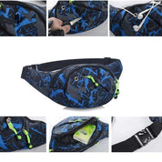 Marsupio sportivo blu e nero con stampa camouflage, tasche multiple con cerniere verdi, foro per auricolari, cintura regolabile. Accessorio outdoor.